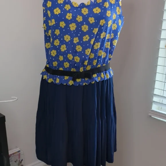 Chic Blue Floral Dress with Yellow Accents - Picture 3 of 12